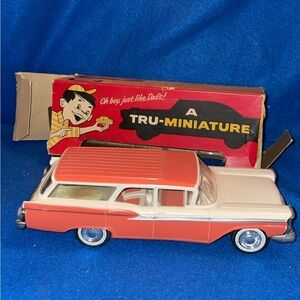 Red and White Vintage Scale Station Wagon